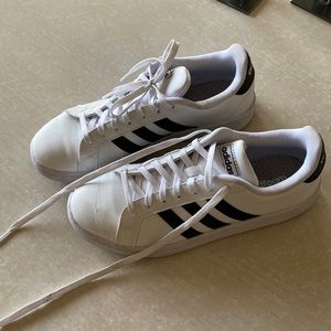 Adidas women’s sneaker tennis shoe size 9